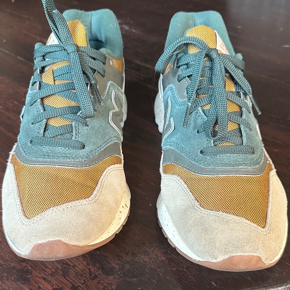 New Balance Athletic Shoes in Teal and Tan